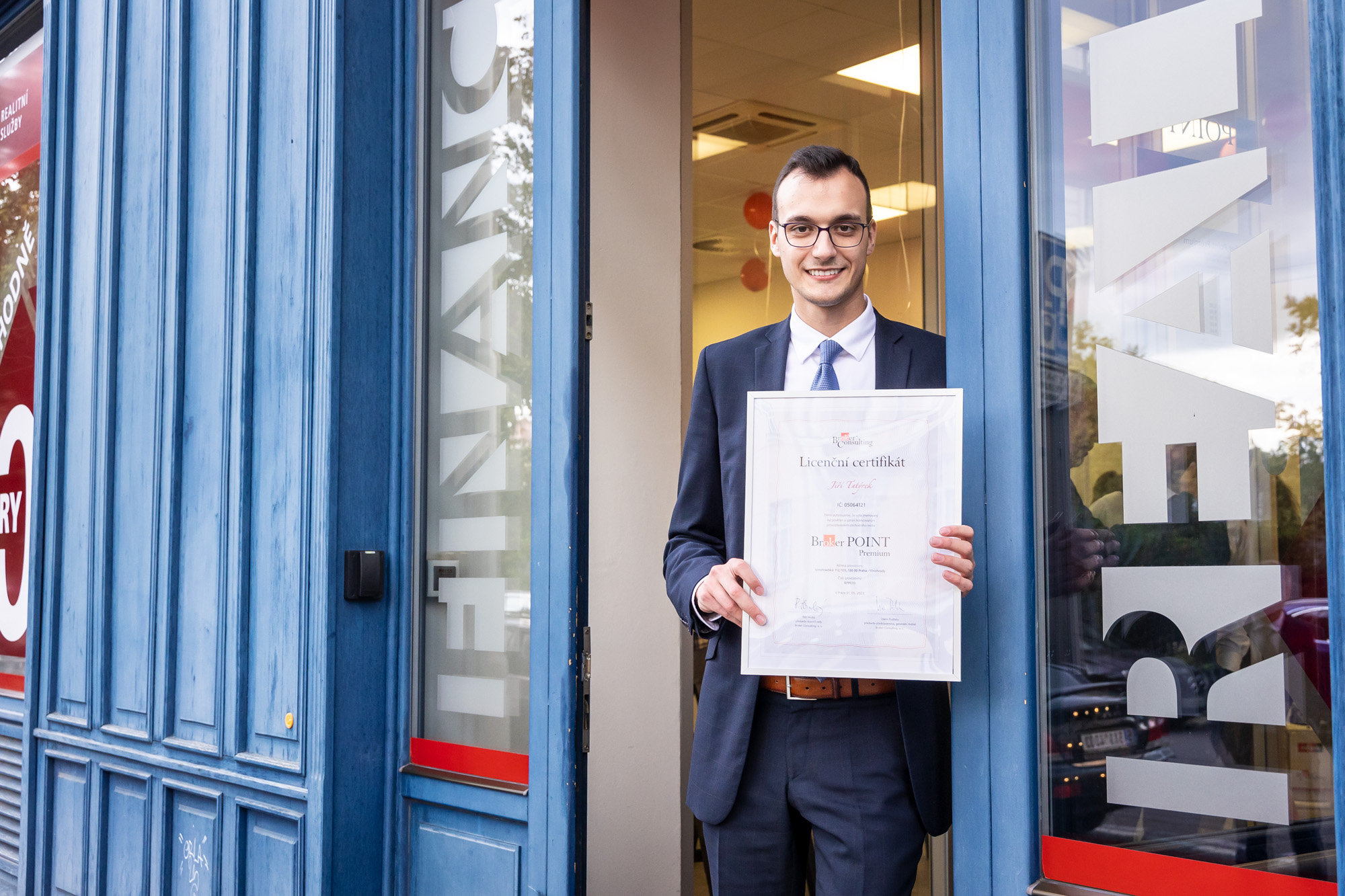 Jiří Tatýrek před pobočkou Broker Point Premium